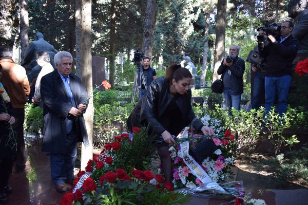 На Аллее почетного захоронения в Баку почтили память легендарного исполнителя, народного артиста СССР Лютфияра Иманова - Sputnik Азербайджан