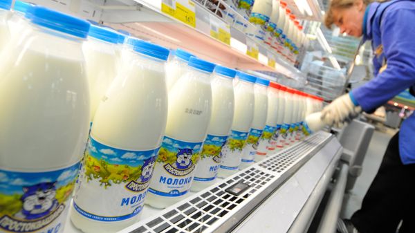 Продажа молока в магазине - Sputnik Азербайджан