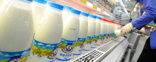 Продажа молока в магазине - Sputnik Азербайджан