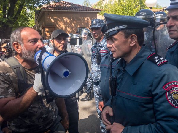 Лидер оппозиционной фракции Елк Никол Пашинян и заместитель начальника полиции Еревана Валерий Осипян перед зданием резиденции Премьер-министра Армении (18 апреля 2018). Ереван - Sputnik Азербайджан