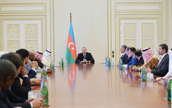 Президент Ильхам Алиев встретился с министрами молодежи и спорта, участвующими в 4-й сессии Конференции министров молодежи и спорта ОИС - Sputnik Азербайджан