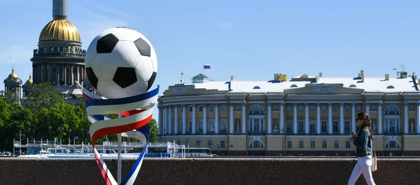 Скульптура в виде футбольного мяча на Университетской набережной в Санкт-Петербурге - Sputnik Азербайджан
