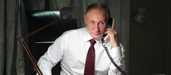 Президент РФ Владимир Путин во время телефонного разговора - Sputnik Азербайджан