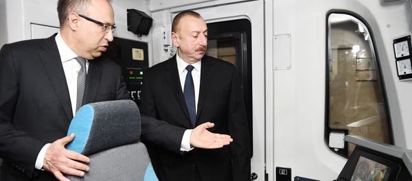 Президент Ильхам Алиев знакомится с новыми поездами Бакинского метрополитена - Sputnik Азербайджан