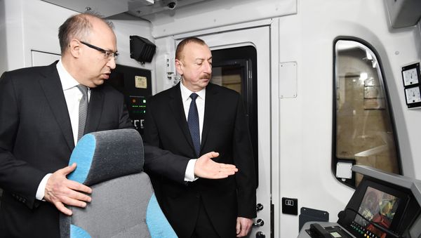 Президент Ильхам Алиев знакомится с новыми поездами Бакинского метрополитена - Sputnik Азербайджан