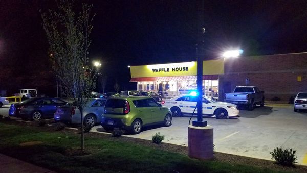 Стрельба у кафе сети Waffle House недалеко от американского города Нэшвилл - Sputnik Азербайджан