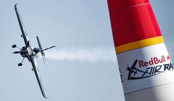 Пилот Пит Маклауд во время выступления в классе Master на этапе чемпионата мира Red Bull Air Race в Каннах - Sputnik Азербайджан