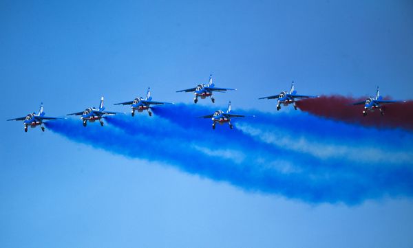 Выступление пилотажной группы Patrouille de France на самолетах Alphajet на этапе чемпионата мира Red Bull Air Race в Каннах - Sputnik Азербайджан
