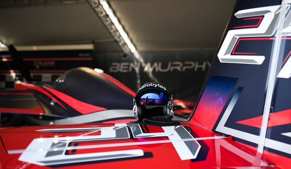 Шлем британского пилота Бена Мерфи в ангаре на этапе чемпионата мира Red Bull Air Race в Каннах - Sputnik Азербайджан