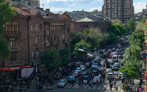 Улица Амиряна после информации об отставке Сержа Саргсяна с поста Премьер-министра страны (23 апреля 2018). Ереван - Sputnik Азербайджан
