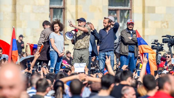 Никол Пашинян, Арарат Мирзоян на Площади Республики (23 апреля 2018). Ереван - Sputnik Азербайджан