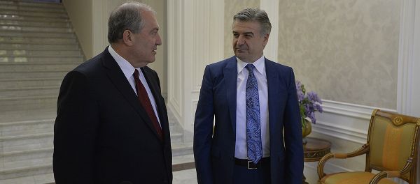 Премьер-министр Карен Карапетян представил Президенту Армену Саркисяну заявление об отставке правительства - Sputnik Азербайджан