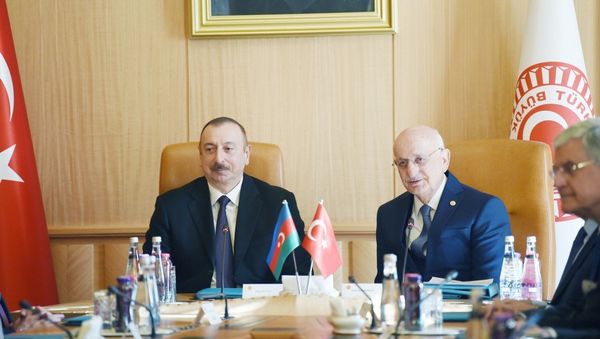 Президент Азербайджана Ильхам Алиев встретился с председателем Великого национального собрания Турции Исмаилом Гахраманом - Sputnik Азербайджан