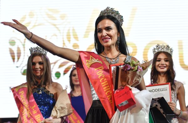 Победительница конкурса красоты «Российская красавица 2018» Ирина Сафронова на церемонии награждения в отеле Корстон в Москве - Sputnik Азербайджан