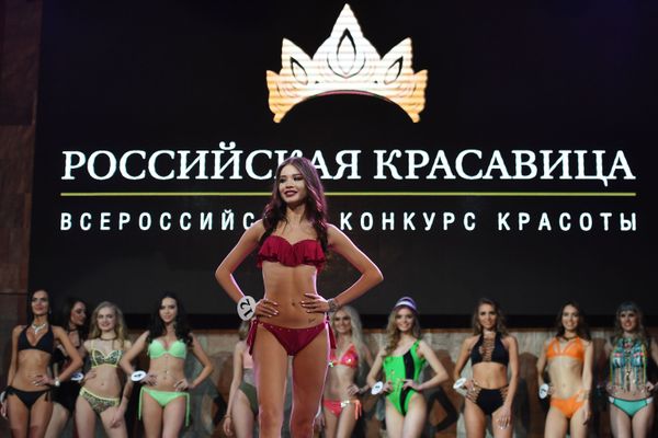 Участницы конкурса красоты «Российская красавица 2018» во время соревнований в отеле Корстон в Москве - Sputnik Азербайджан