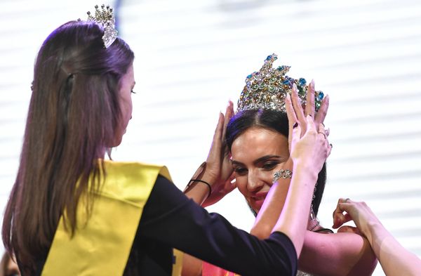 Победительница конкурса красоты «Российская красавица 2018» Ирина Сафронова (справа) на церемонии награждения в отеле Корстон в Москве - Sputnik Азербайджан
