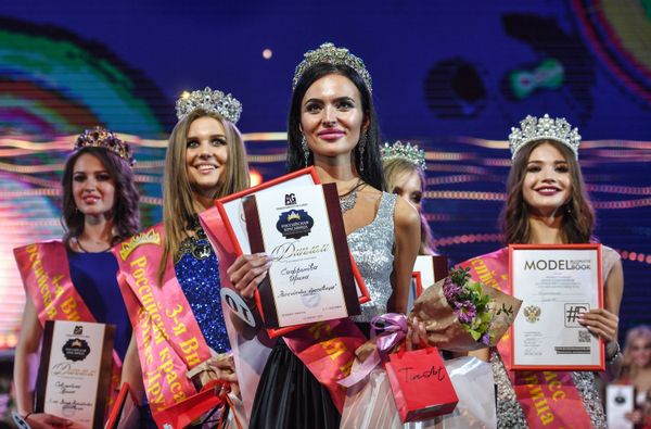 Участницы конкурса красоты «Российская красавица 2018» Алина Савушкина, Яна Агапова, Ирина Сафронова, Руслана Ярмингина (слева направо) на церемонии награждения в отеле Корстон в Москве - Sputnik Азербайджан