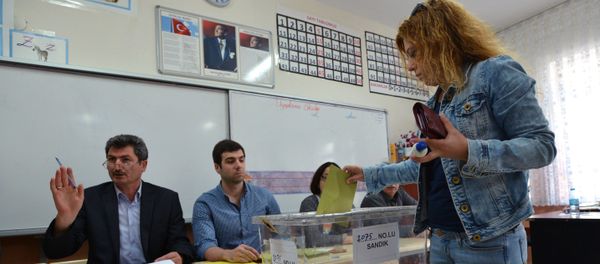 Жительница Стамбула во время голосования на одном из избирательных участков города, фото из архива - Sputnik Азербайджан