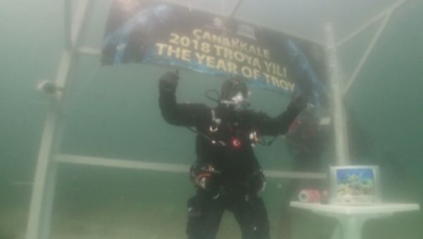 Турецкий аквалангист установил рекорд Книги Гиннесса - Sputnik Азербайджан