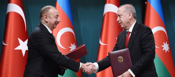 Президенты Азербайджана и Турции Ильхам Алиев и Реджеп Тайип Эрдоган в ходе церемонии подписания документов - Sputnik Азербайджан
