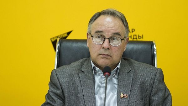 Исполнительный директор Ассоциации книгоиздателей и книгораспространителей Кыргызстана Олег Бондаренко - Sputnik Азербайджан
