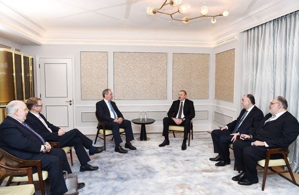 Президент Ильхам Алиев встретился с группой членов британского парламента - Sputnik Азербайджан