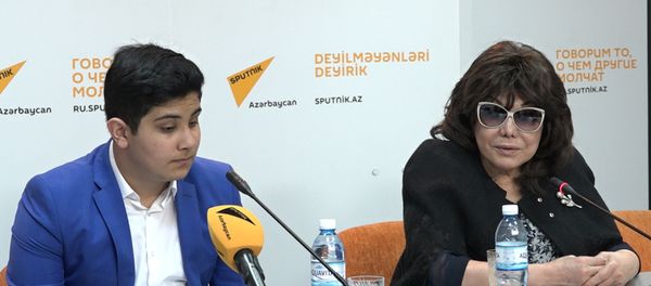 Участник Ты супер! спел для Флоры Керимовой на площадке Sputnik Азербайджан - Sputnik Азербайджан
