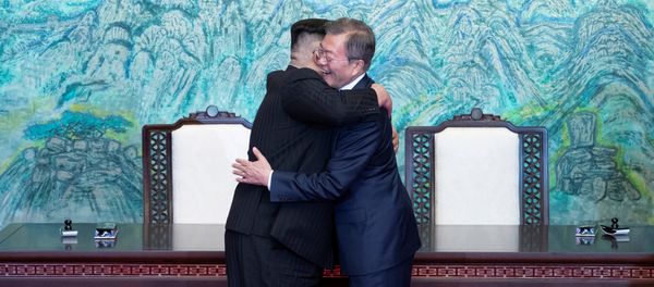 Встреча глав Северной и Южной Кореи Ким Чен Ына и Мун Чжэ Ина (27 апреля 2018). Демилитаризованная зона, Корея - Sputnik Азербайджан