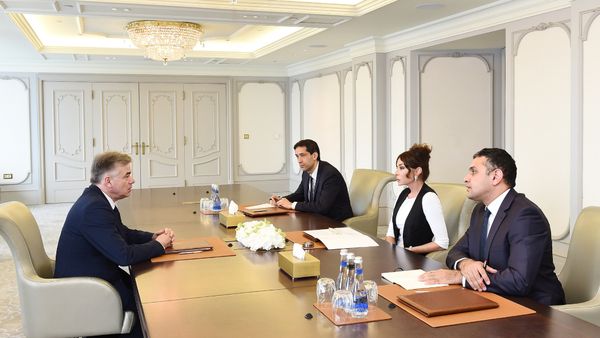 Первый вице-президент Азербайджана Мехрибан Алиева в ходе встречи с председателем группы дружбы Франция-Кавказ Сената Франции, сенатором Аленом Юпером - Sputnik Азербайджан
