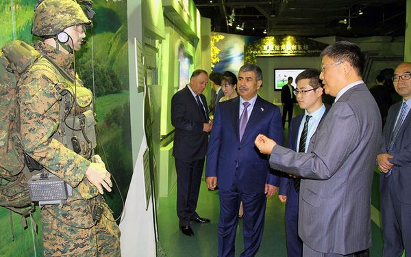 Министр обороны Азербайджана генерал-полковник Закир Гасанов посетил китайскую компанию “CETC International” Министр обороны Азербайджана генерал-полковник Закир Гасанов посетил китайскую компанию “CETC International” - Sputnik Азербайджан