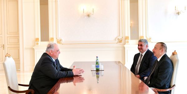 Президент Ильхам Алиев принял президента Всемирного объединения борьбы - Sputnik Азербайджан