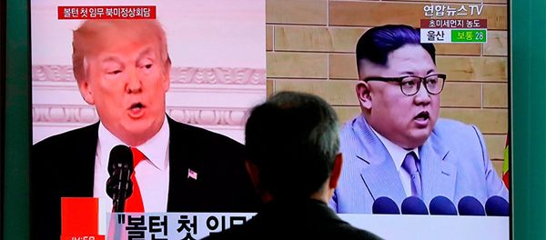 Портреты Дональда Трампа и Ким Чен Ына на экране телевизора в Сеуле, Южная Корея - Sputnik Азербайджан