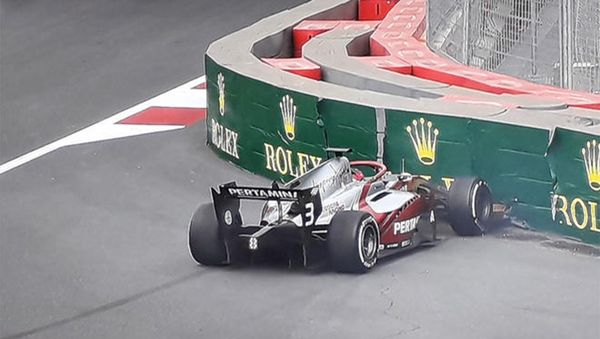 В последний день автогонки FIA Formula 2 в Баку произошла авария - Sputnik Азербайджан