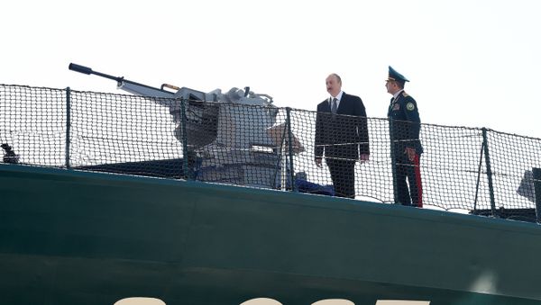 Президент Ильхам Алиев ознакомился с новопостроенным сторожевым пограничным кораблем типа Туфан - Sputnik Азербайджан