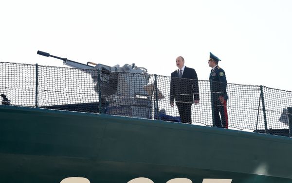 Президент Ильхам Алиев ознакомился с новопостроенным сторожевым пограничным кораблем типа Туфан - Sputnik Азербайджан