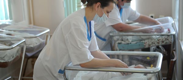 Работники педиатрического отделения патологии новорожденных и недоношенных детей, фото из архива - Sputnik Азербайджан
