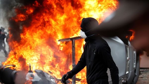 Во время первомайских демонстраций в Париже, 1 мая 2018 года - Sputnik Азербайджан