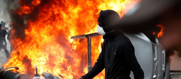 Во время первомайских демонстраций в Париже, 1 мая 2018 года - Sputnik Азербайджан