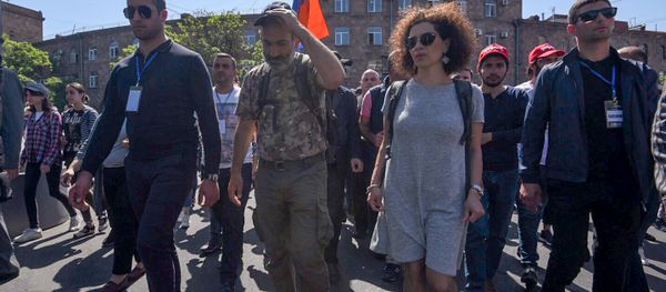Шествие оппозиции во главе с Николом Пашиняном по улице Григора Лусаворича (2 мая 2018). Ереван - Sputnik Азербайджан