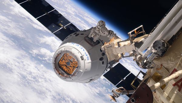Космический грузовик SpaceX Dragon во время стыковки с МКС - Sputnik Азербайджан