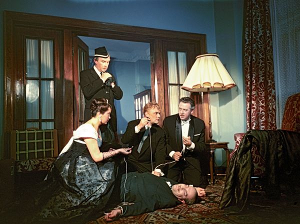 Кадр из фильма Русский сувенир (Мосфильм, 1960 год) Режисcер Григорий Александров. В ролях: Павел Кадочников, Андрей Попов, Эраст Гарин, Элина Быстрицкая. - Sputnik Азербайджан