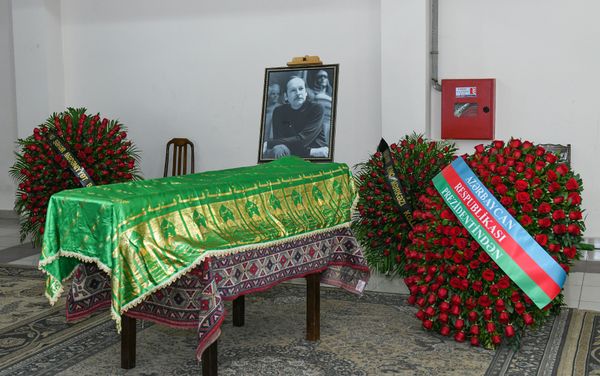 Церемония прощания с народным художником, скульптором Токаем Мамедовым в мечети Тезе Пир - Sputnik Азербайджан