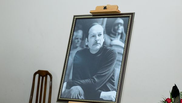 Церемония прощания с народным художником, скульптором Токаем Мамедовым в мечети Тезе Пир - Sputnik Азербайджан