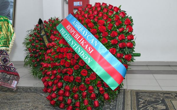 Церемония прощания с народным художником, скульптором Токаем Мамедовым в мечети Тезе Пир. - Sputnik Азербайджан