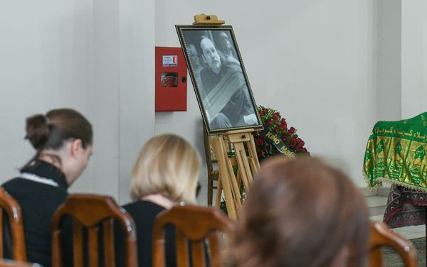 Церемония прощания с народным художником, скульптором Токаем Мамедовым в мечети Тезе Пир. - Sputnik Азербайджан