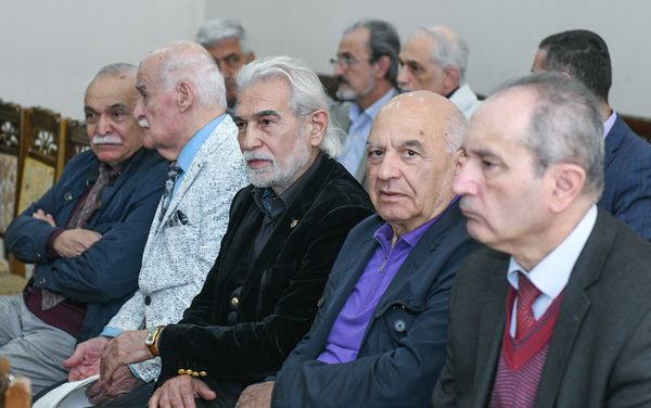 Церемония прощания с народным художником, скульптором Токаем Мамедовым в мечети Тезе Пир. - Sputnik Азербайджан
