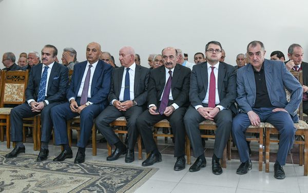 Церемония прощания с народным художником, скульптором Токаем Мамедовым в мечети Тезе Пир. - Sputnik Азербайджан