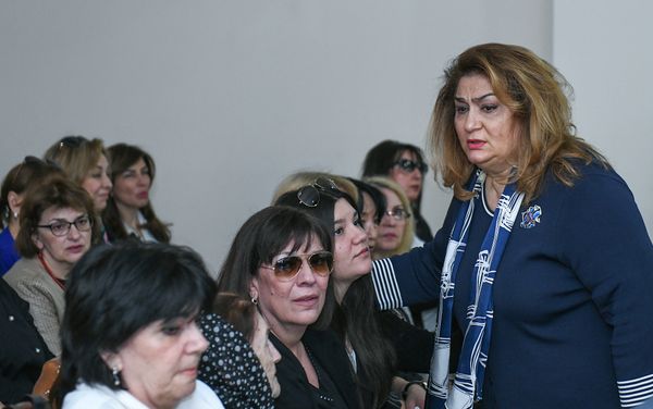 Церемония прощания с народным художником, скульптором Токаем Мамедовым в мечети Тезе Пир. - Sputnik Азербайджан