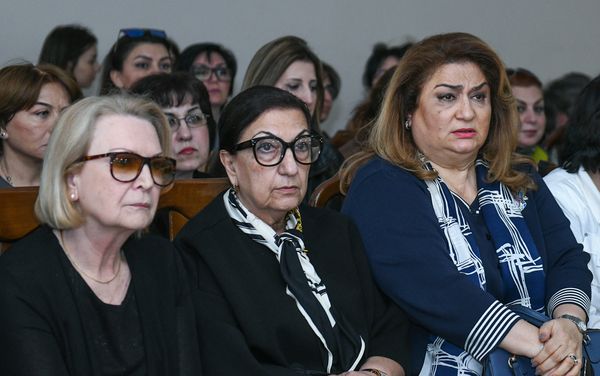 Церемония прощания с народным художником, скульптором Токаем Мамедовым в мечети Тезе Пир. - Sputnik Азербайджан