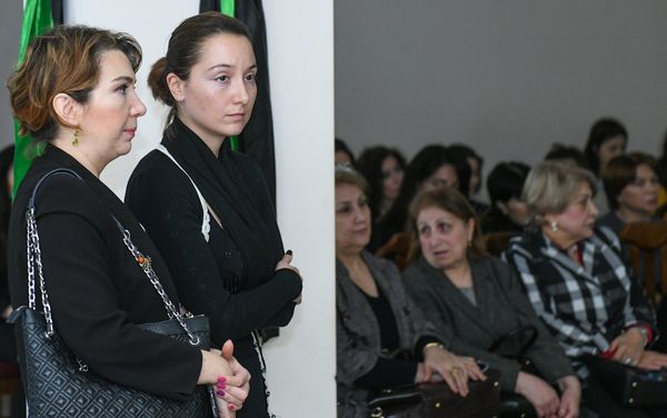 Церемония прощания с народным художником, скульптором Токаем Мамедовым в мечети Тезе Пир. - Sputnik Азербайджан